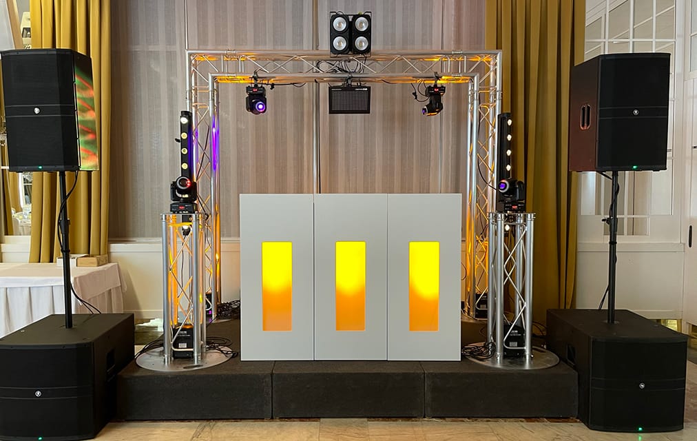 Escenario con Truss, altavoces y atril