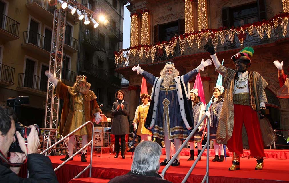 Cabalgata de Reyes Magos sobre escenario