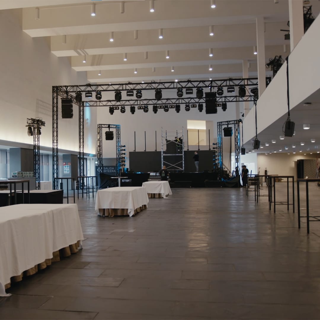 Montaje de estructuras Truss y escenario para fiesta