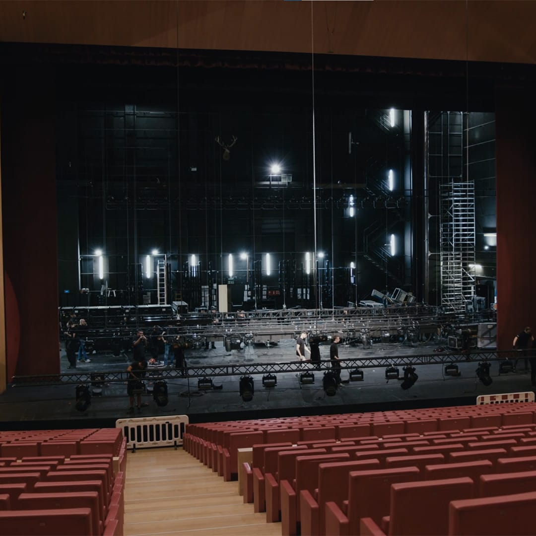 Montaje de pantallas Led, estructuras Truss y escenario para producción de evento corporativo