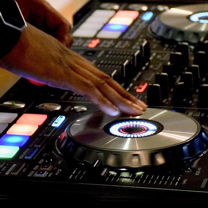 DJ y mesa de mezclas