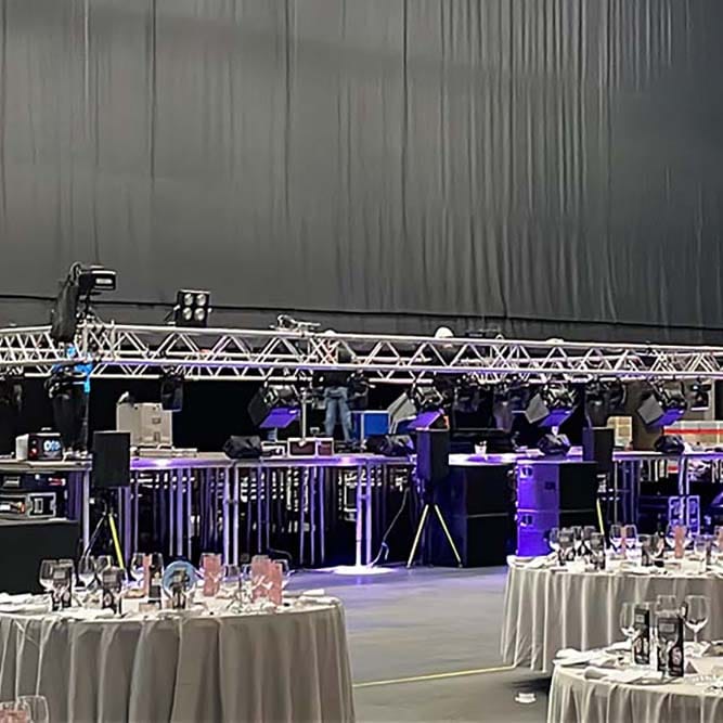 Montaje de escenarios y estructuras truss