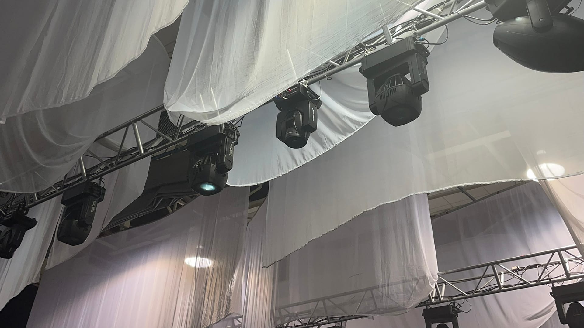 Montaje de Truss e iluminación