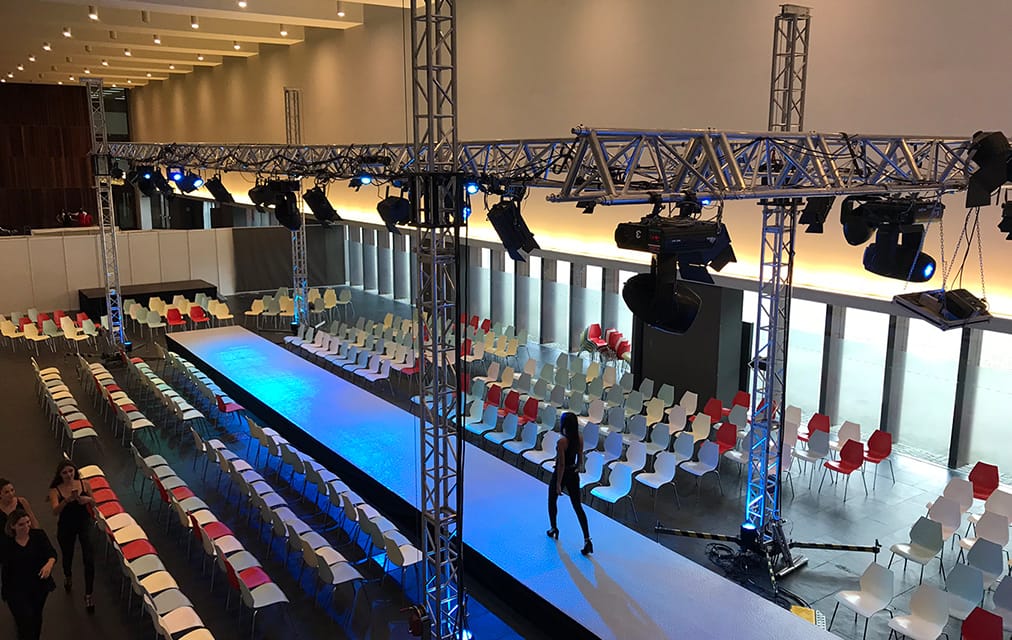 Pasarela para evento de moda con estructuras truss e iluminación