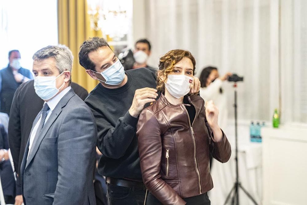 Personal de gestión colocando micrófono