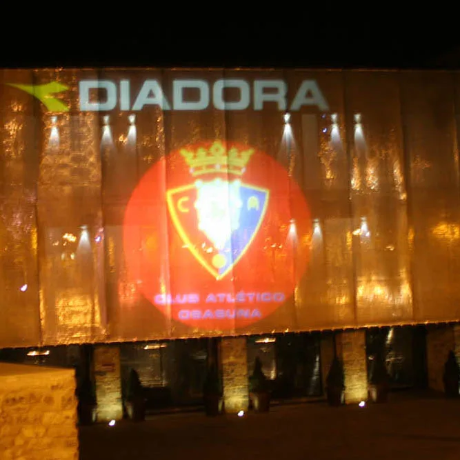 Iluminación de fachada con escudo de Osasuna
