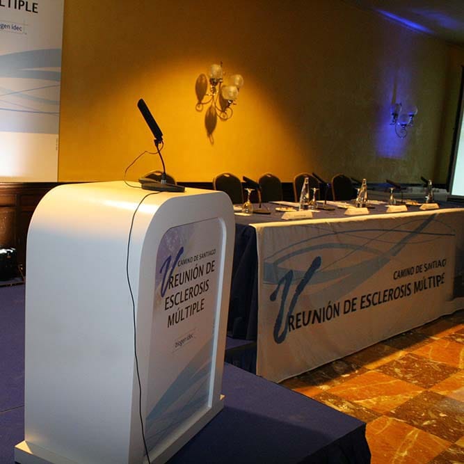 Material para eventos: Atriles y escenario para evento corporativo