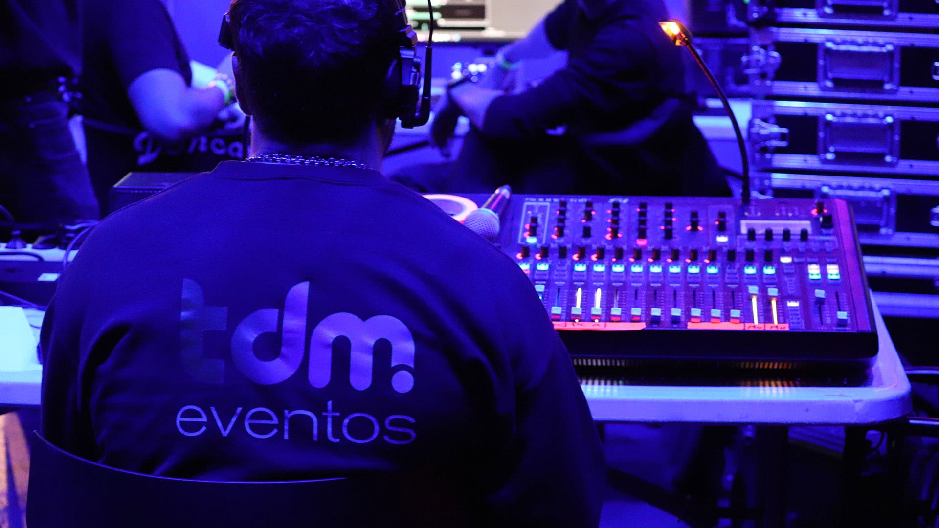 Técnico de sonido con mesa de sonido