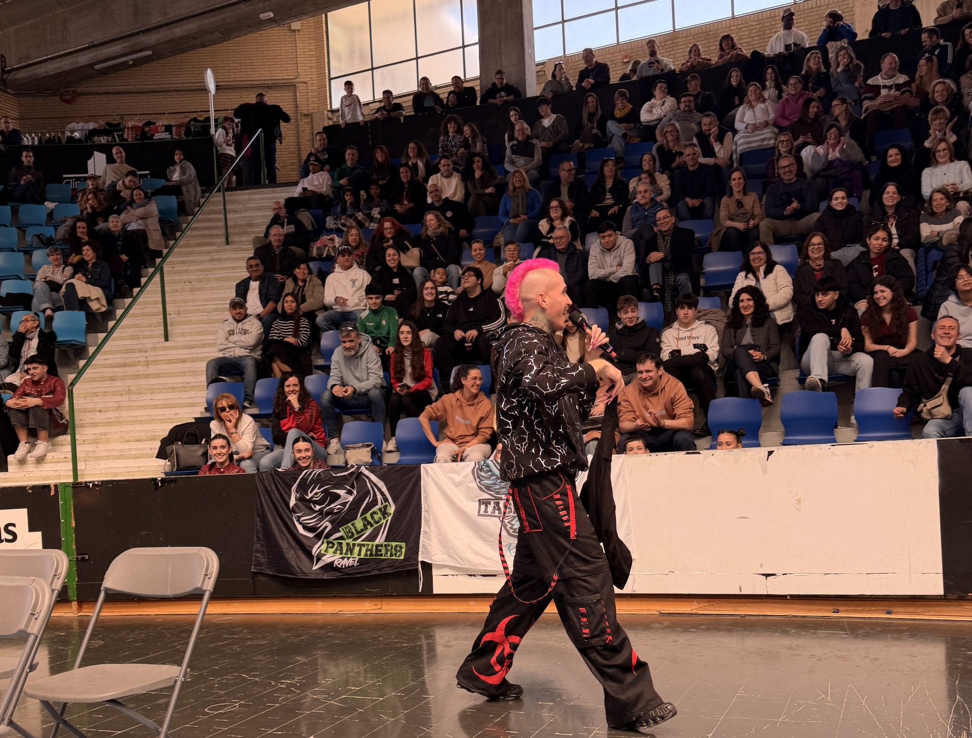 Presentador del evento Infinity Ravel 2026