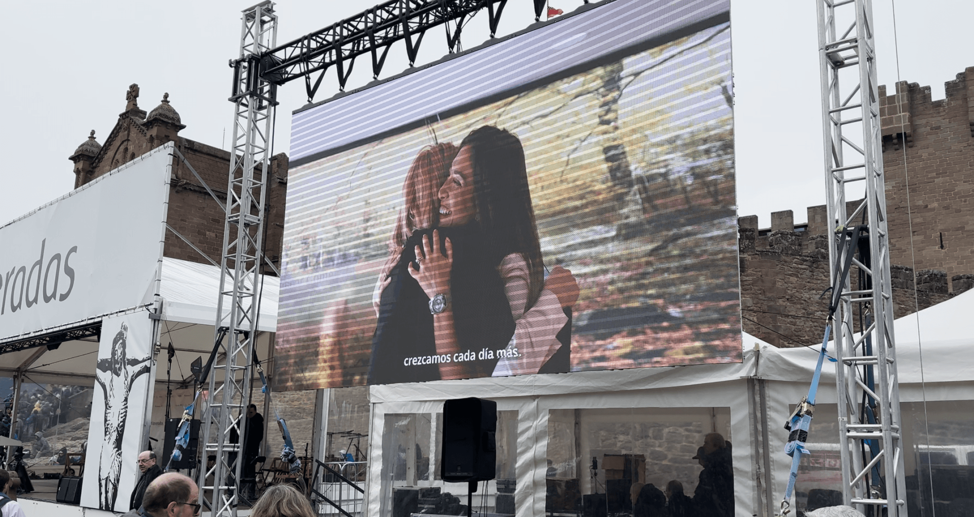 Montaje pantallas LED pamplona exteriores Castillo de Javier