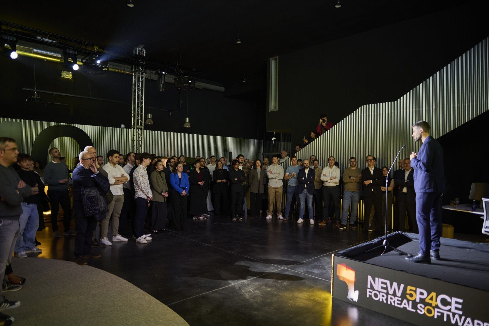 Instalación pantallas Led escenario faldon animado