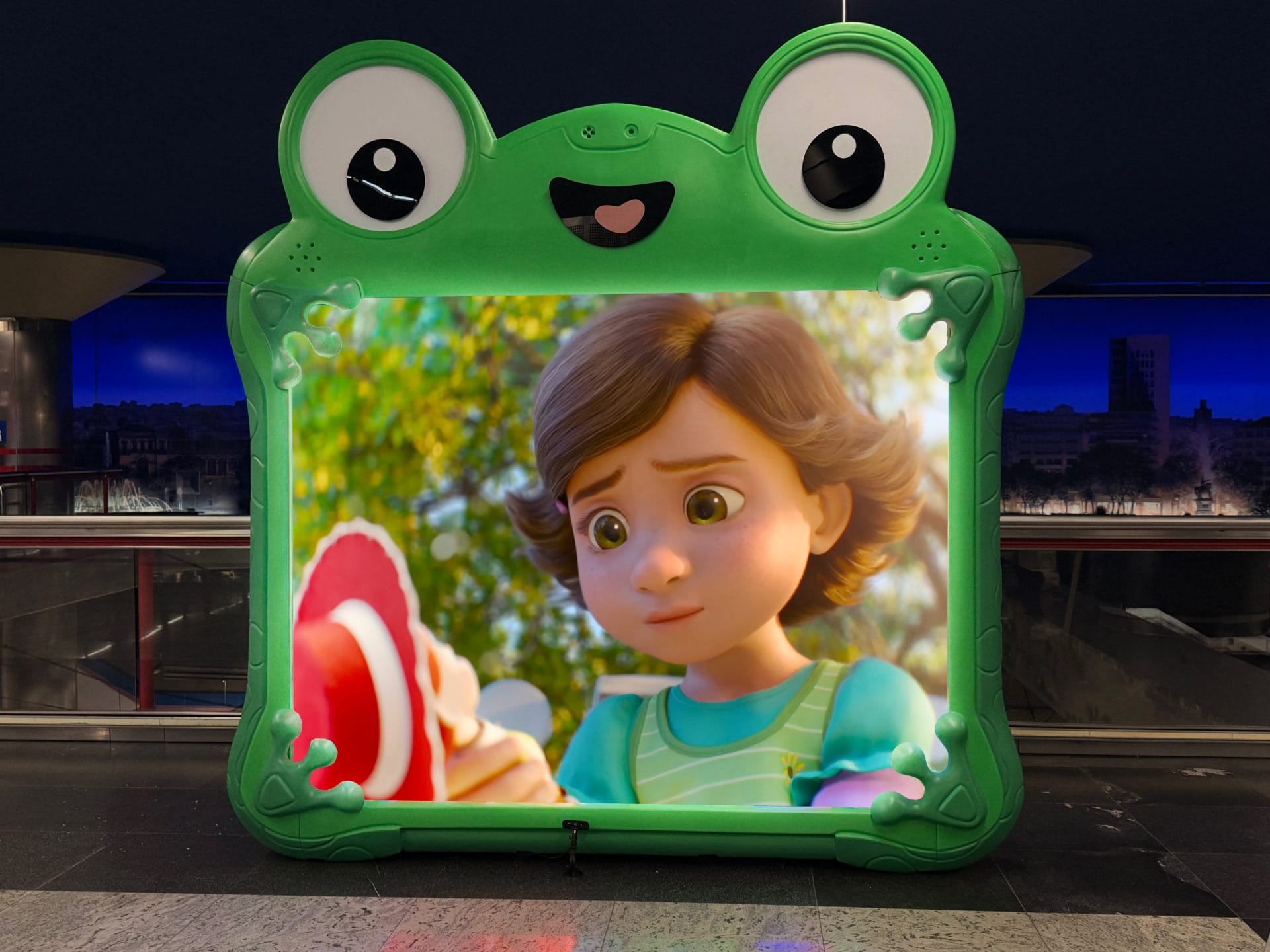 Trailer de Toy Story 5 en pantalla led Madrid
